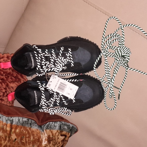 🌺ADIDAS HUMANRACE Sneakers - Picture 3 of 11